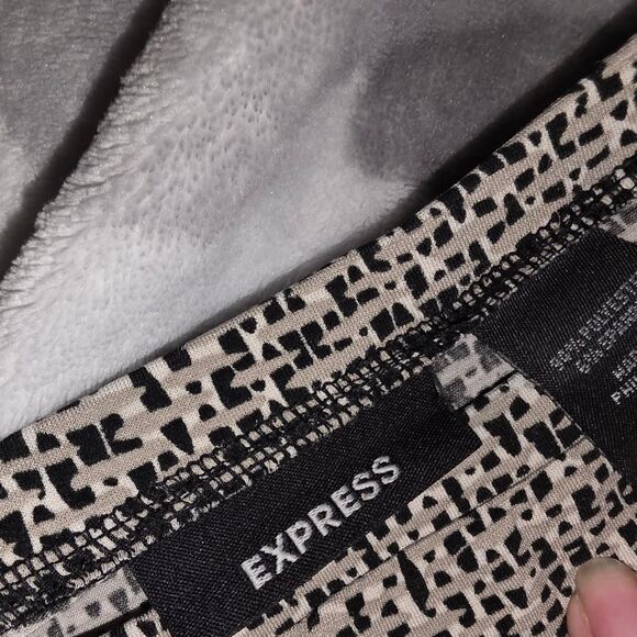 EXPRESS Black & White Textured Mini Skirt โ Size Small Women's - Picture 3 of 3